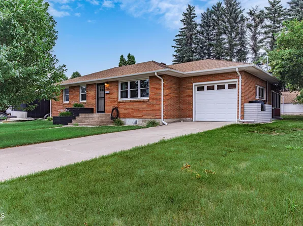 702 18th St NW, Mandan, ND 58554