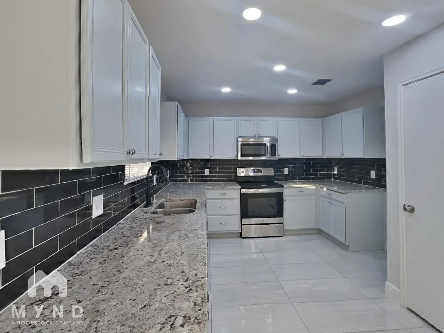 3 bed, 2.5 bath, 1996 sqft, $2,549 — Photo 3