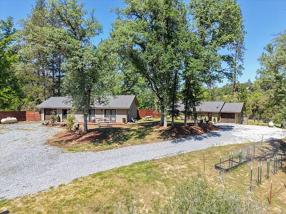 3rd image of 45893 Sutton Dr