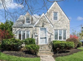 230 Roslyn Rd, Mineola, NY 11501