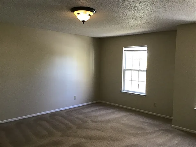 1909 Southernwood Ln — Photo 12