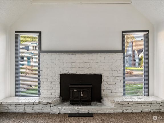 3rd image of 815 Canyon Court