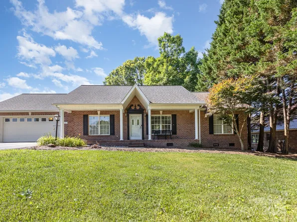 2161 Hunters Chase Dr, Hickory, NC 28601