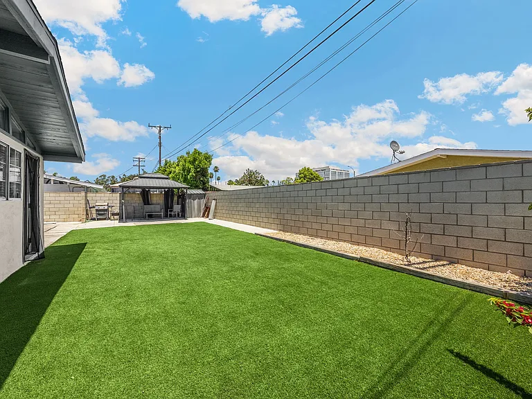 1048 N Hermosa Dr — Photo 25
