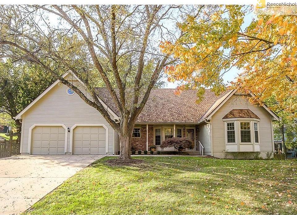 EXTERIOR WAS JUST PAINTED. LOVELY TREED STREET.