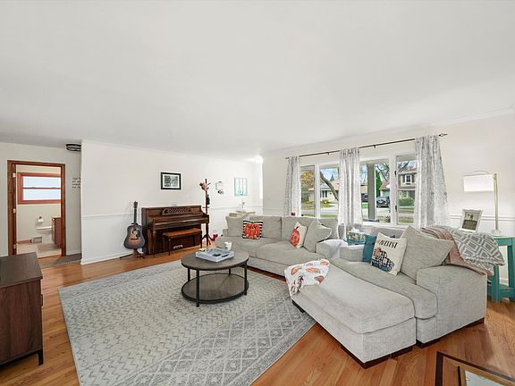 4th image of 818 Community Dr