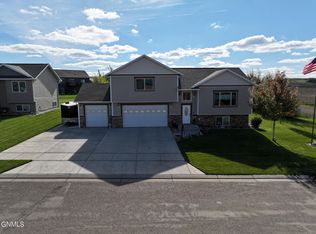 801 Sunflower Ln SW, Mandan, ND 58554
