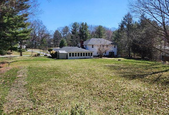Large 0.75 acre backyard. Soccer practice, Frisbee, Jogging, Picnicking and many other activities possible. Our kids and we thoroughly enjoyed the backyard throughout the 10 years we lived. 

Lawn mowing part we will take care for you.