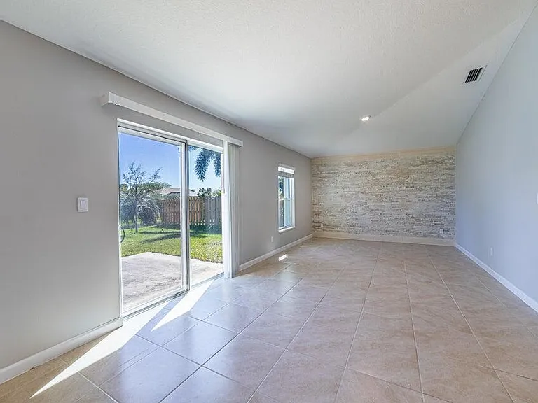 2372 SE Maslan Ave — Photo 20
