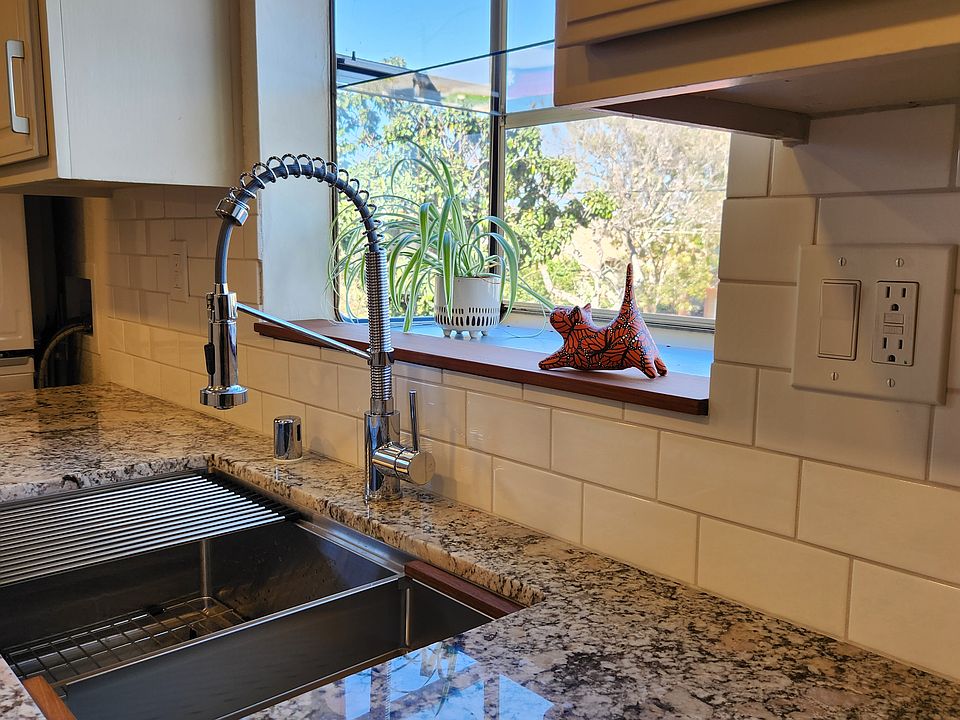 Bright & spacious, highly functional kitchen for cooking and entertaining. Large workstation sink.