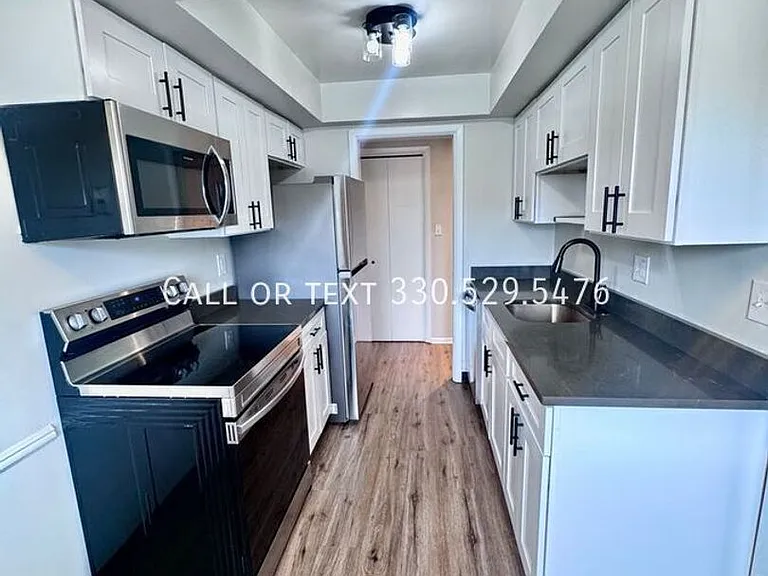 Aristocrat Apartments — Photo 9