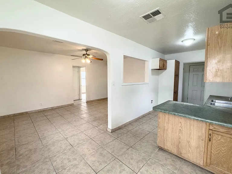 2517 E Culver St — Photo 13