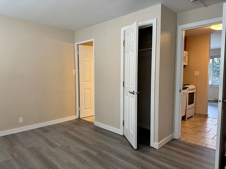 Prime location for walkable living near shops and restaurants! — Photo 8