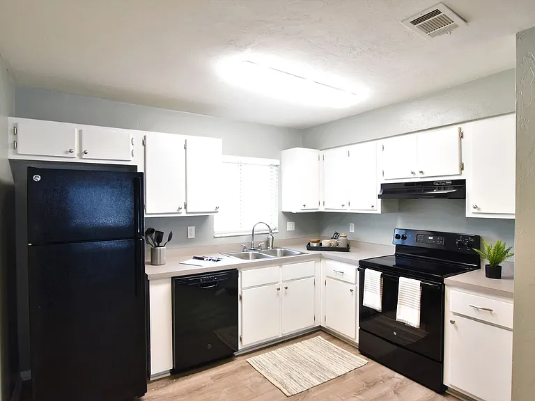 2304 SW 35th Pl — Photo 30