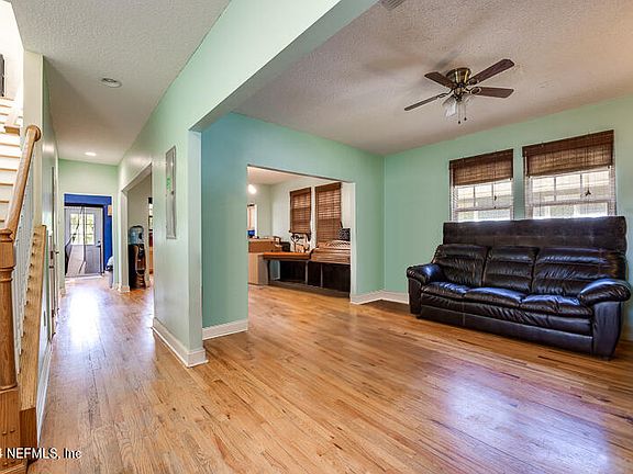 3rd image of 1132 N MARKET Street