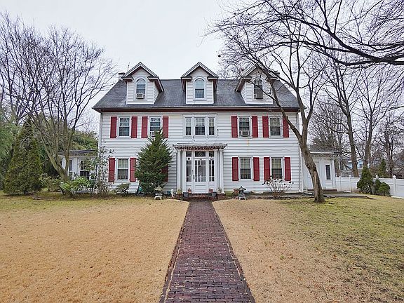 2nd image of 160 Clinton Ave
