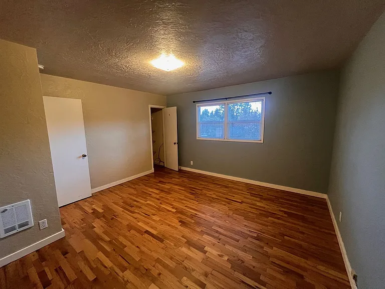 913 NE Franklin Ave — Photo 7