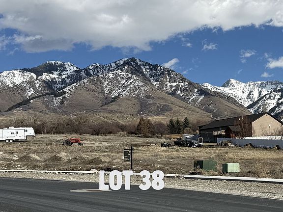 3rd image of 652 N Cherry Ridge Ln