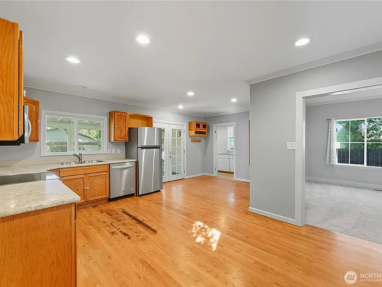 321 Craig St — Photo 6
