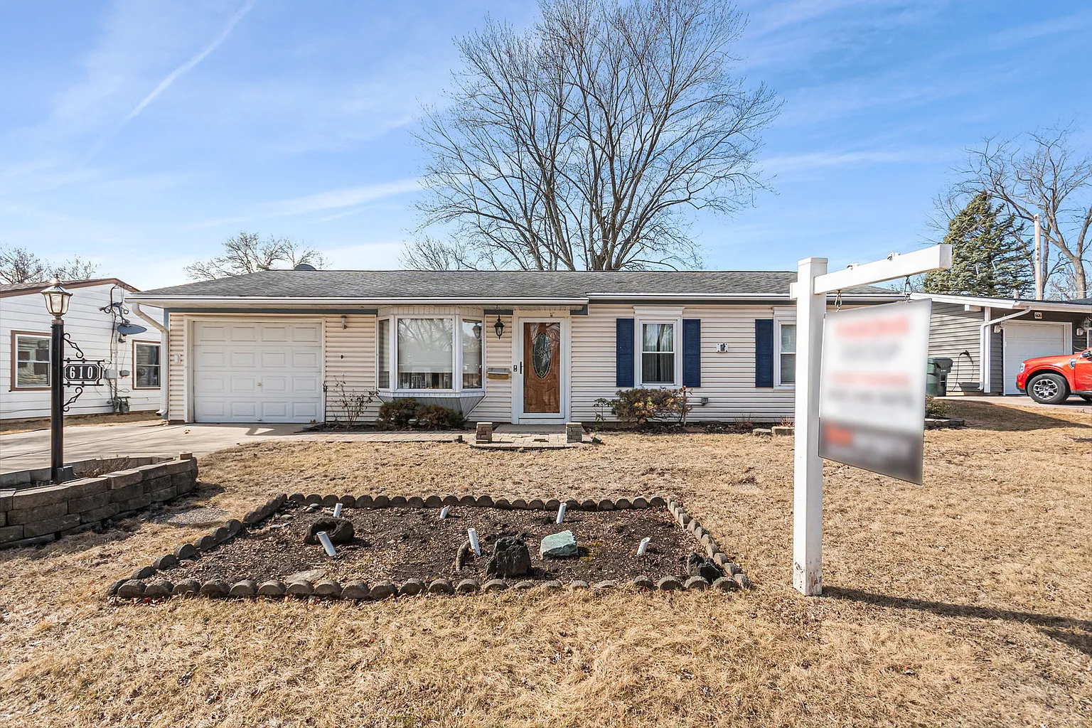 610 Lincolnwood Dr photo 1