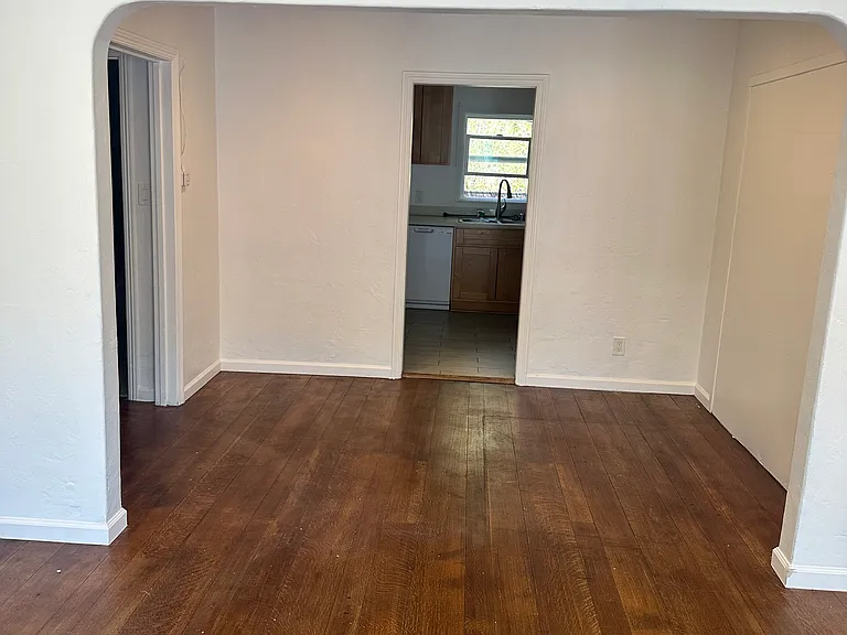 594 Victoria Ct — Photo 3
