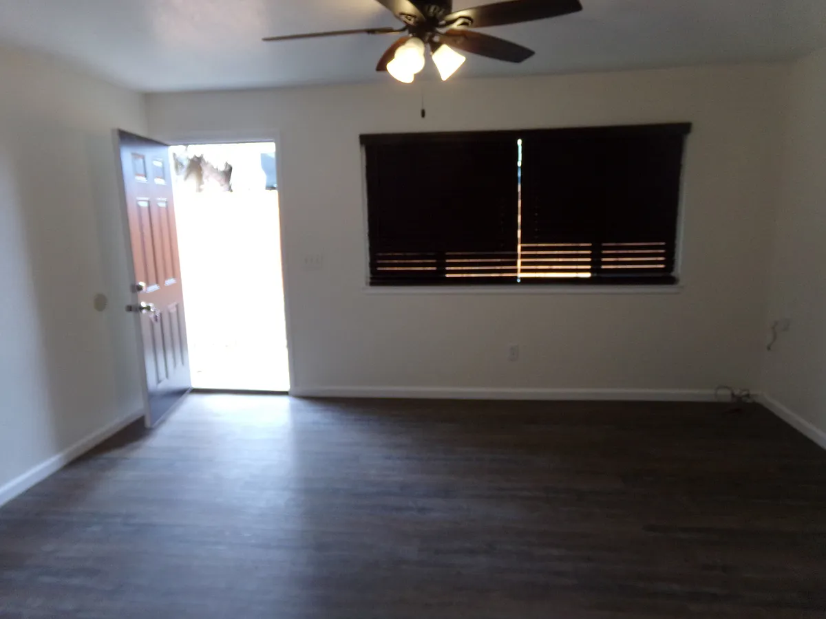 Building Photo - 222 N Elm Ave #B