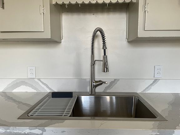 Commercial sink
