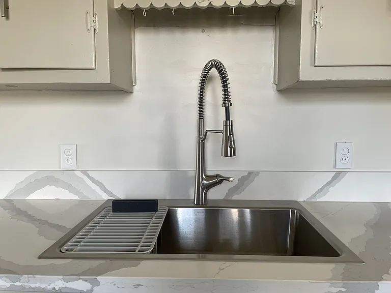 Commercial sink