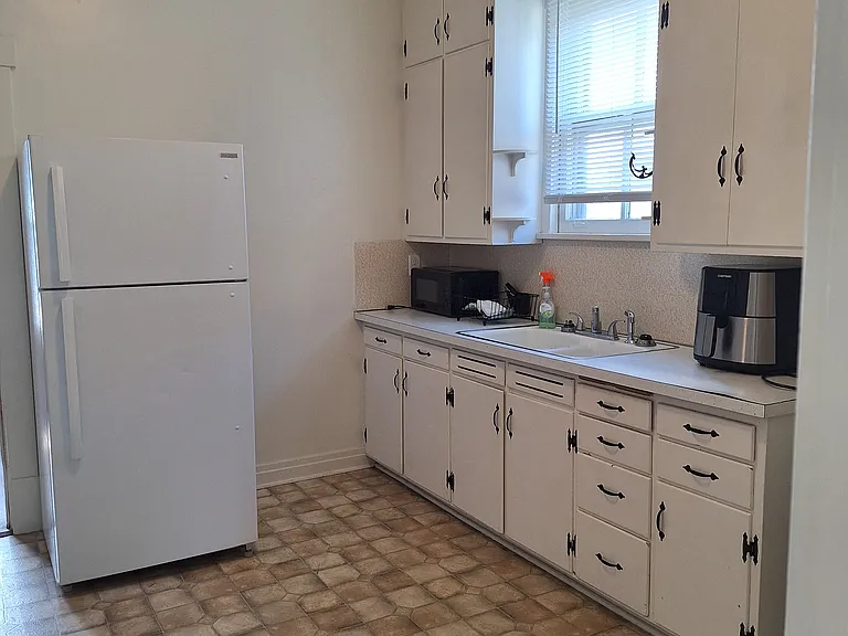 408 N Michigan St — Photo 2