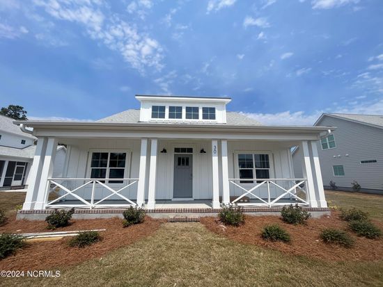 30 W Singing Avenue, Hampstead, NC 28443