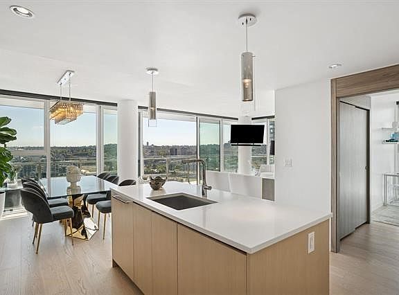 2nd image of 89 Nelson St #2618