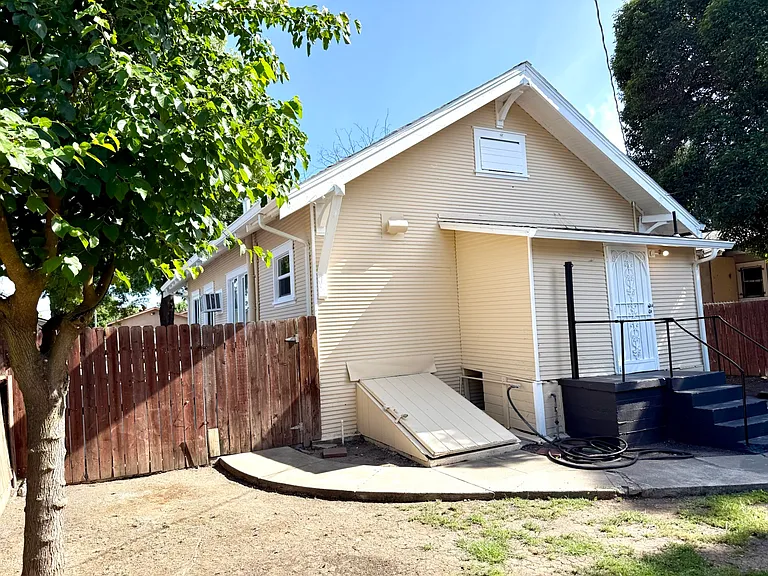 2133 E Washington St — Photo 14