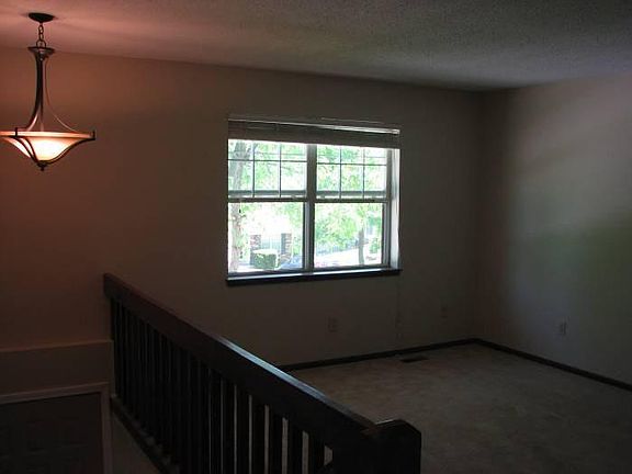 3rd image of 9822 Red Oak Ln