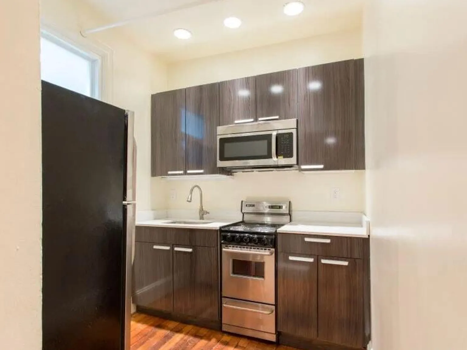1 bed, 9999 sqft, $3,300 — Photo 3
