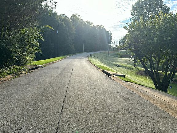 5th image of 161 Edgemont Dr