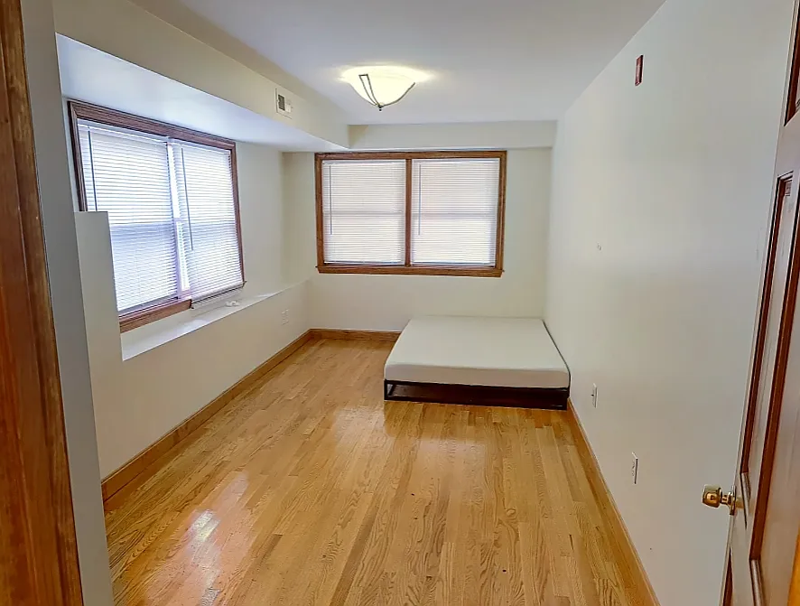 4 bed, $5,400 — Photo 2