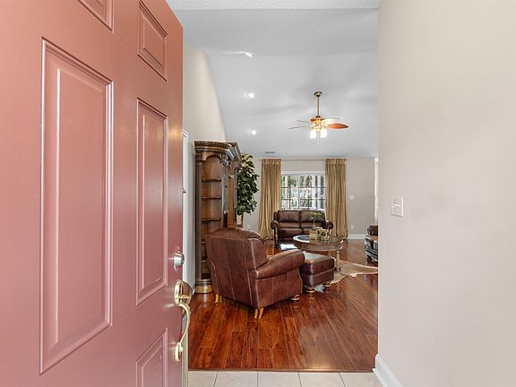 3rd image of 220 Candlewood Dr.
