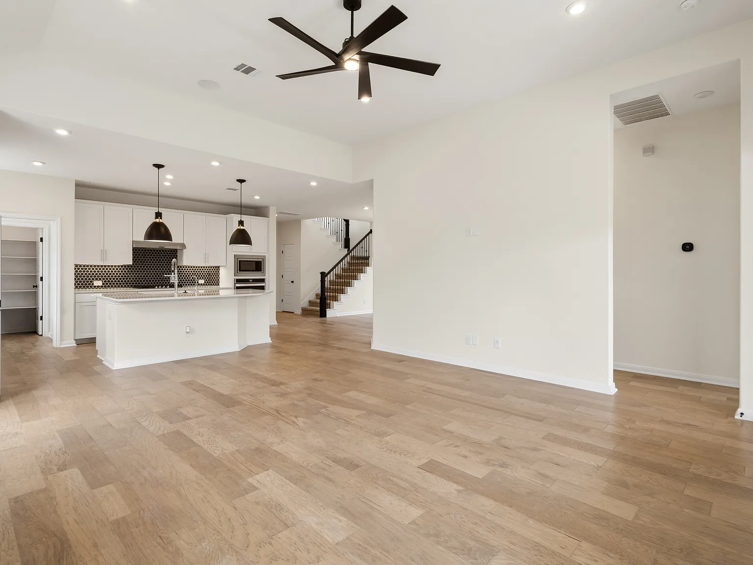 4 bed, 2719 sqft, $2,750 — Photo 2