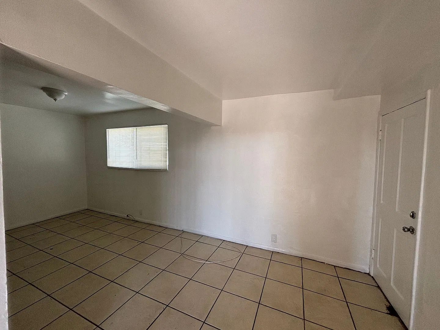 Upstairs 1 Bedroom / 1 Bathroom Apartment Los Angeles — Photo 3