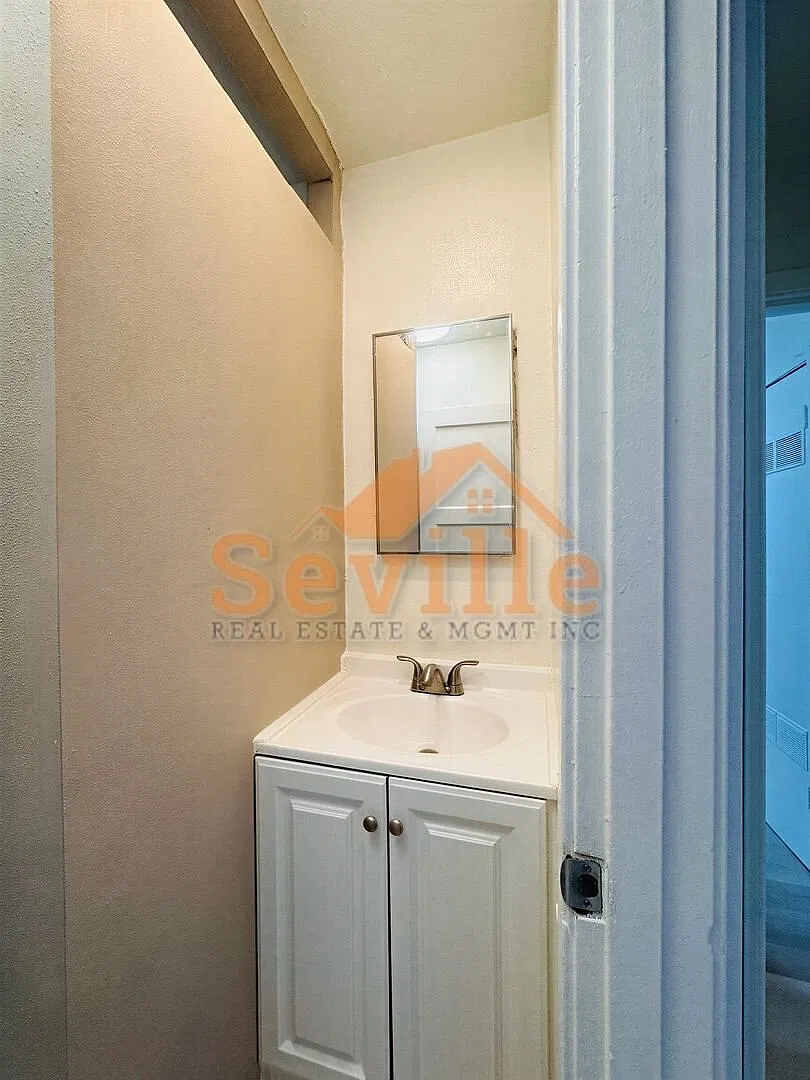 Price Reduced! Now $1450/Mo - Newly Refreshed West Oakland Studio W/ Off-Street Parking — Photo 4
