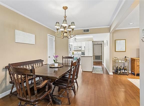 3rd image of 10 Orpheum Ave