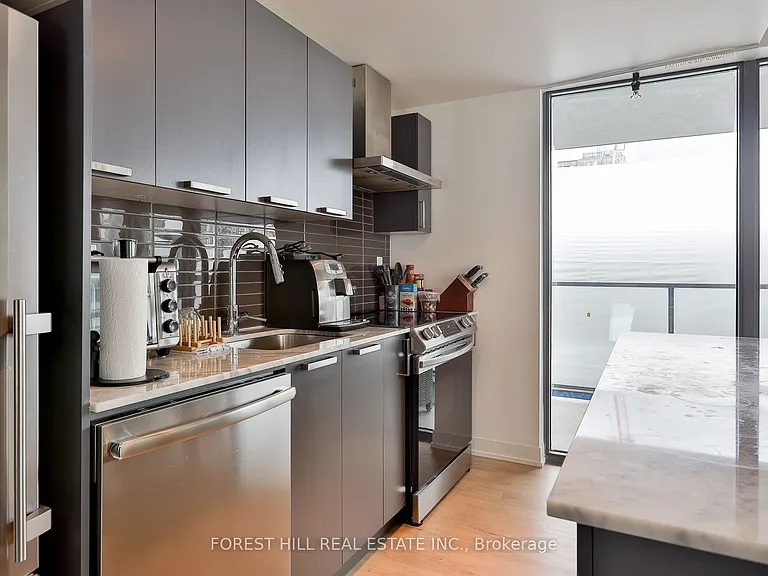 95 Bathurst St #522 — Photo 10