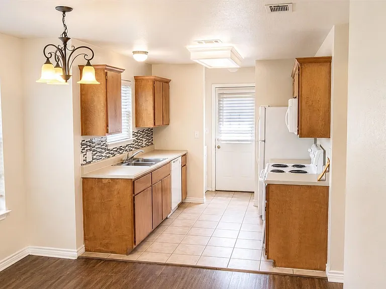 114 Sendero Dr — Photo 2