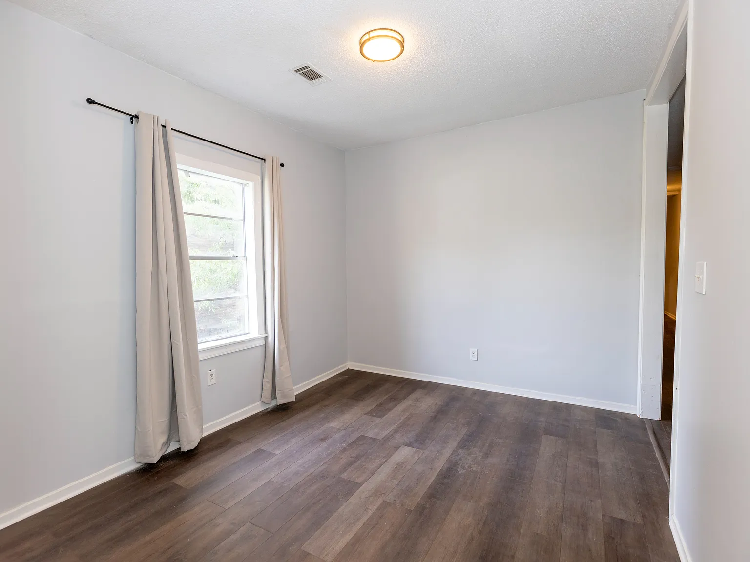 2 bed, 1100 sqft, $700 — Photo 2