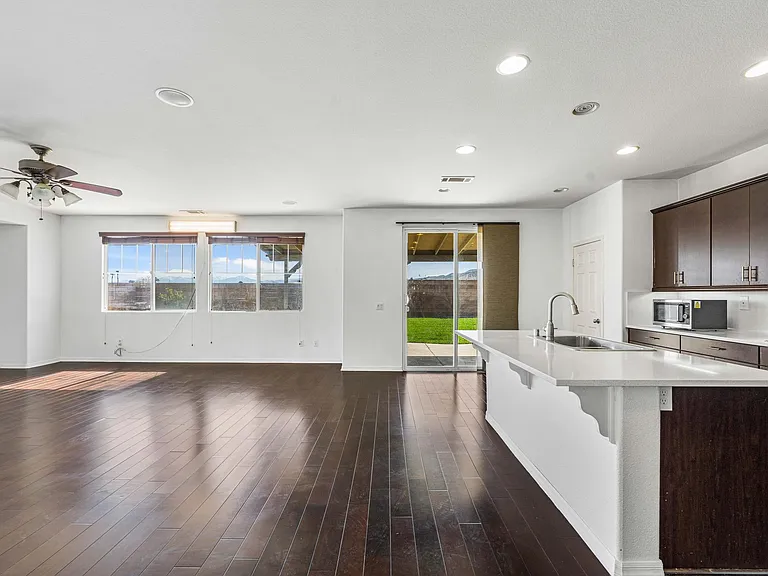 1364 Wellington Dr — Photo 8