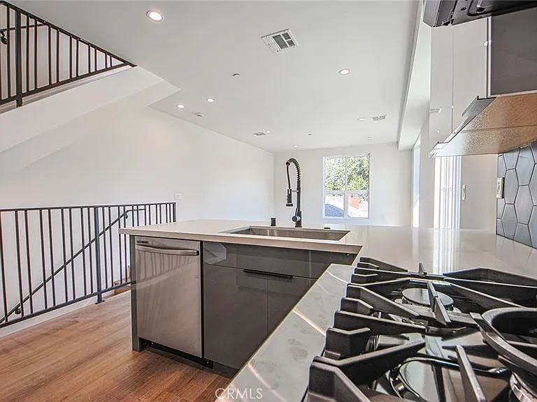 10719 Addison St — Photo 37