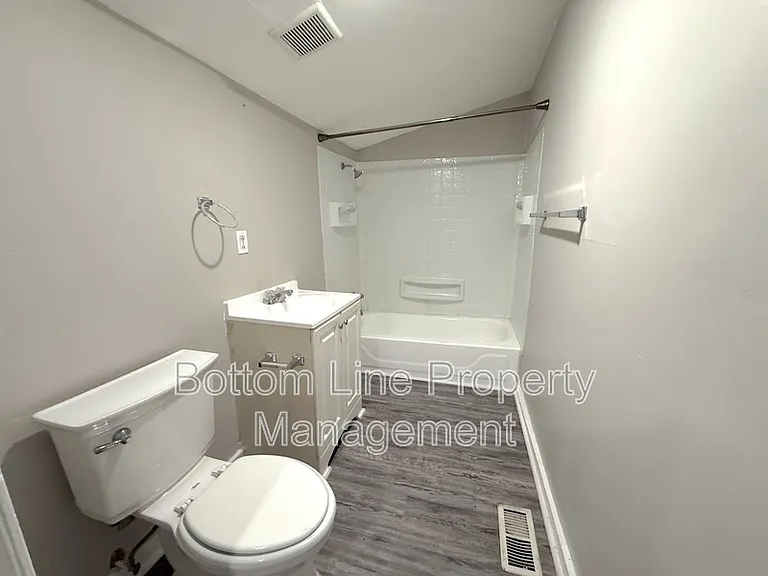 917 N Oakland St — Photo 6