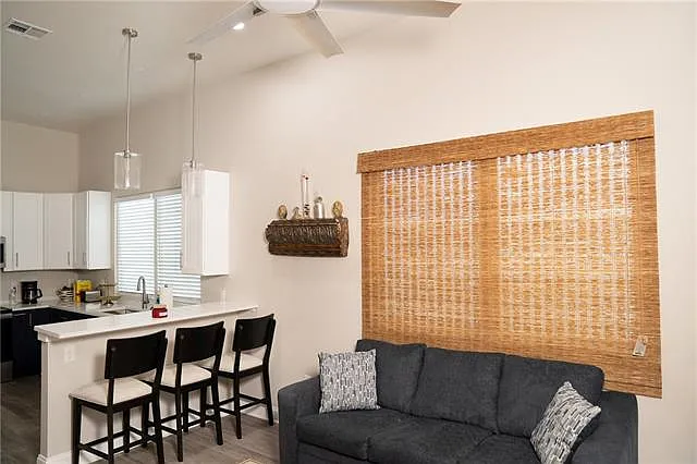 3 bed, 2.0 bath, 1100 sqft, $3,000 — Photo 4