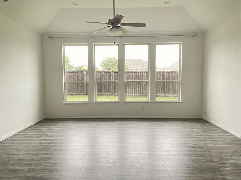 2857 Edinburgh Dr — Photo 9
