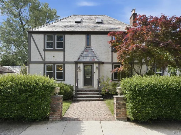 261-21 Pembroke Avenue, Great Neck, NY 11020